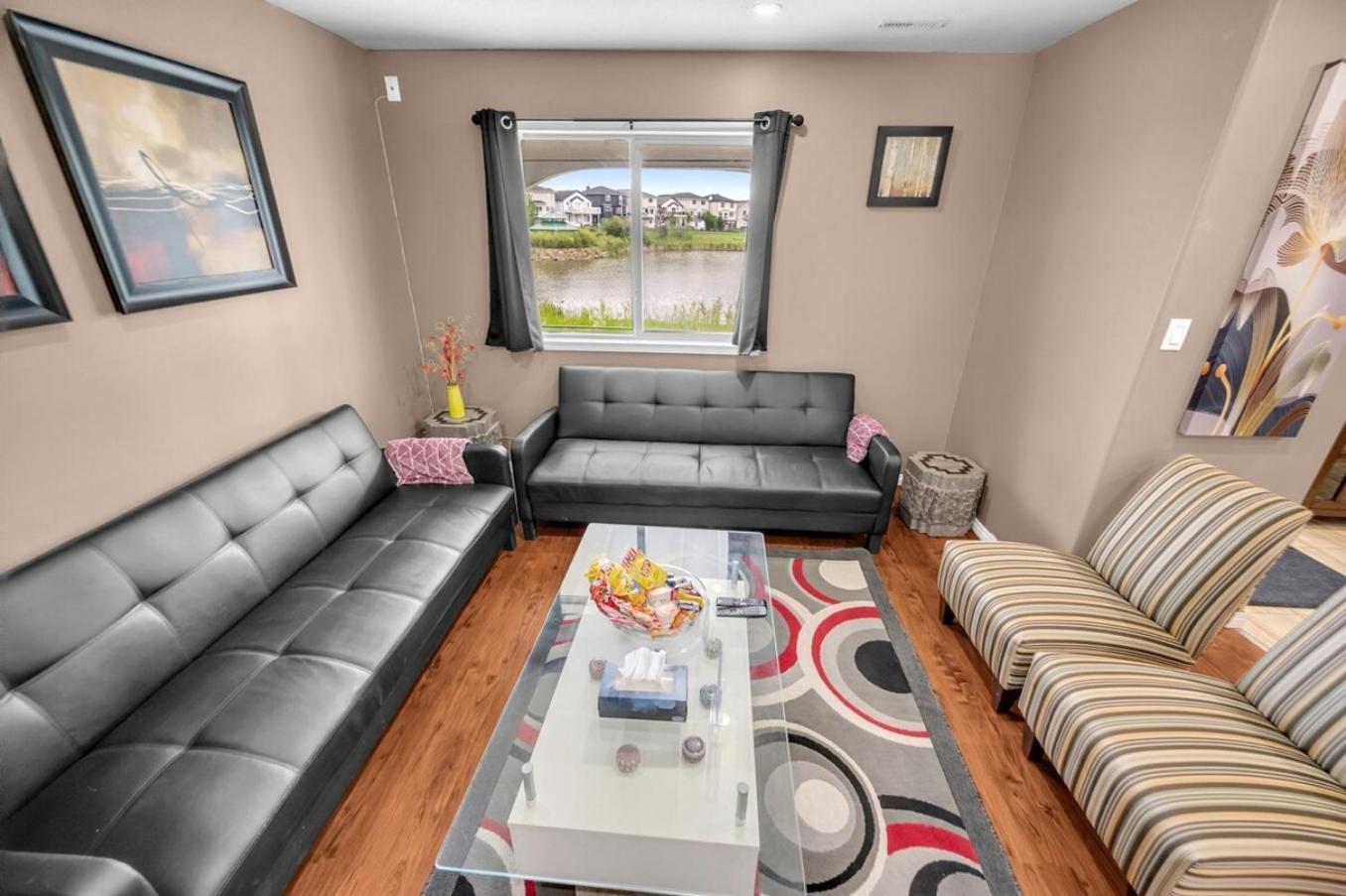 52-3 Bed Suite On Lake Central Ac By Airport YYC Exteriér fotografie