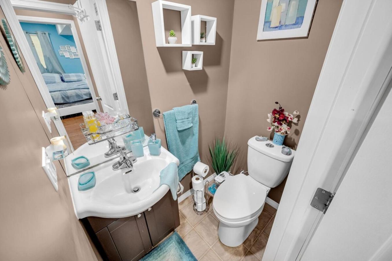 52-3 Bed Suite On Lake Central Ac By Airport YYC Exteriér fotografie